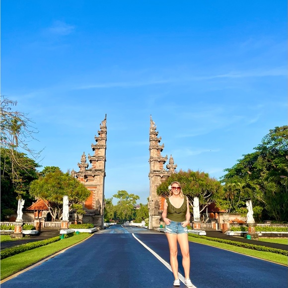 Meet Your Seller! 🎉🎀⭐️ - Picture 3 of 7